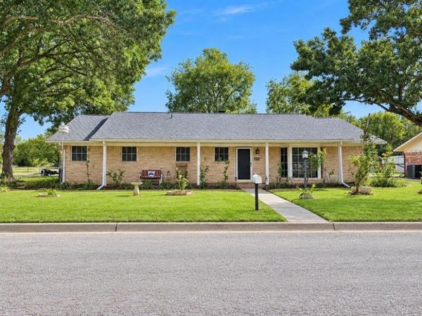 208 Fairfield Street, Gainesville, TX 76240