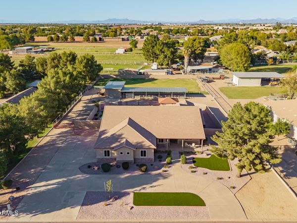 1744 E COUNTRY Lane, Gilbert, AZ 85298