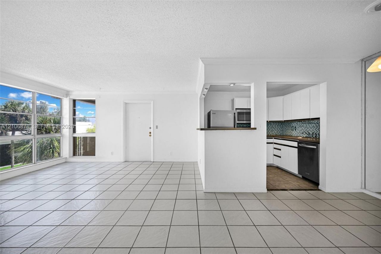 2420 Diana Dr , Unit 306, Hallandale Beach, FL 33009 Photo