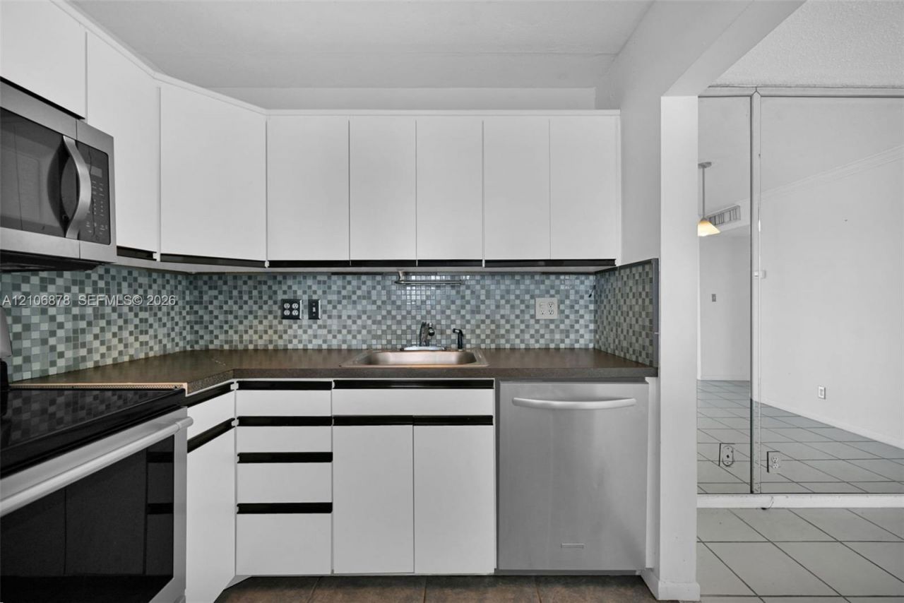 2420 Diana Dr , Unit 306, Hallandale Beach, FL 33009 Photo
