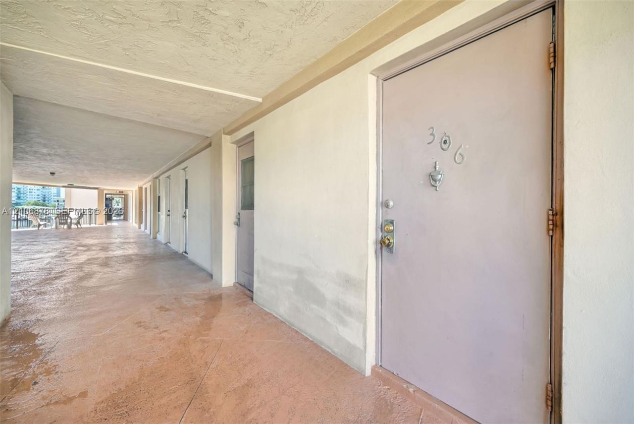 2420 Diana Dr , Unit 306, Hallandale Beach, FL 33009 Photo
