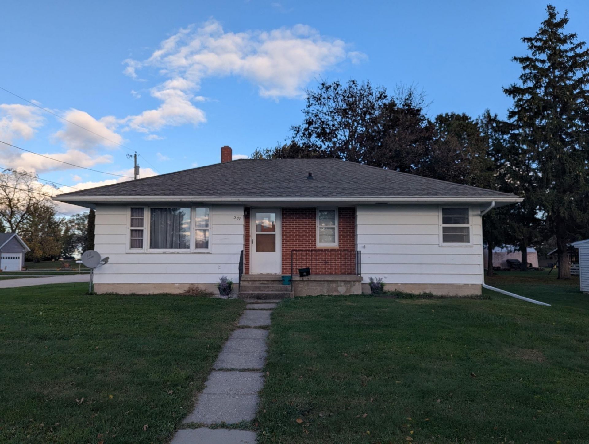 307 3rd St Ne, Waukon, IA 52172 Main Photo