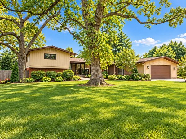 10S073 Clarendon Hills Road , Willowbrook, IL 60527