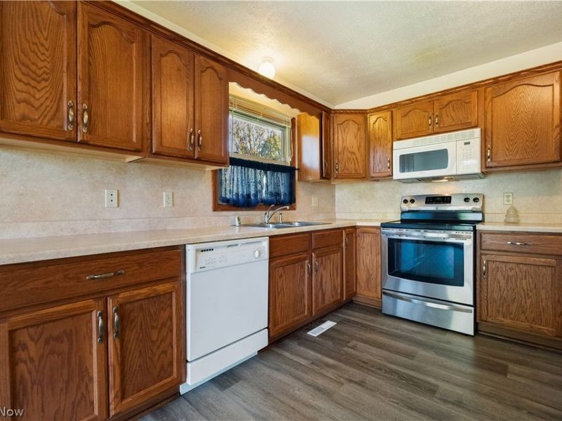1301 Greenridge Drive NE, Massillon, OH 44646 Photo 6