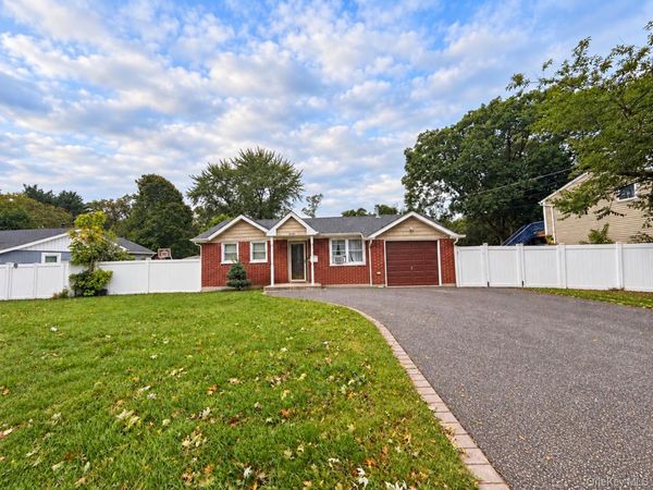 1660 N Gardiner Drive , Bay Shore, NY 11706