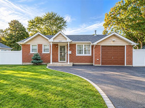 1660 N Gardiner Drive , Bay Shore, NY 11706