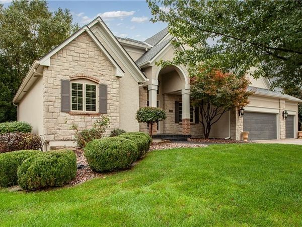 205 SW LEWIS Court, Lee's Summit, MO 64081
