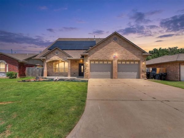 613 SW 7th St , Moore, OK 73160