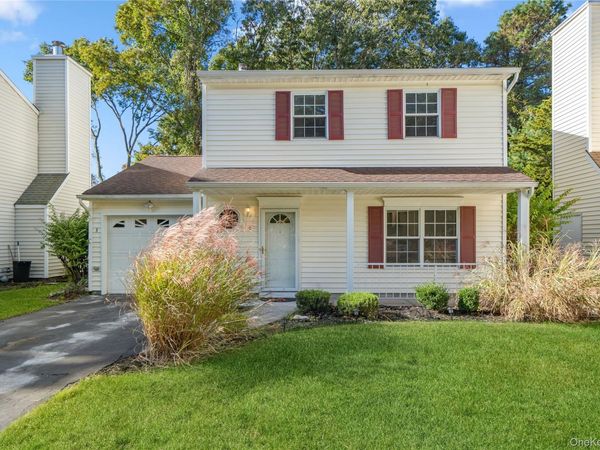 3 Deer Path , Coram, NY 11727