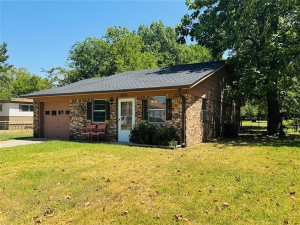 1210 S Clements Street , Gainesville, TX 76240