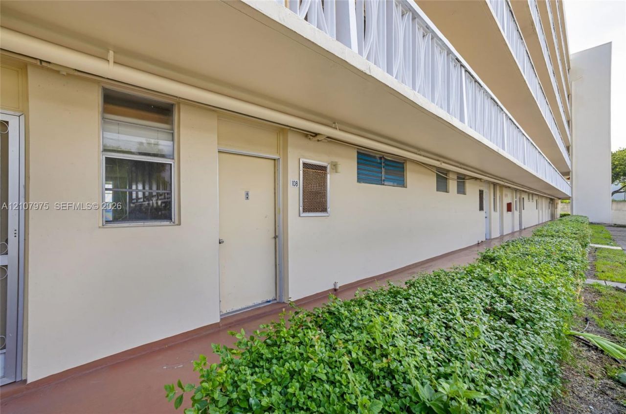 2910 Point East Dr, Unit M108, Aventura, FL 33160 Photo