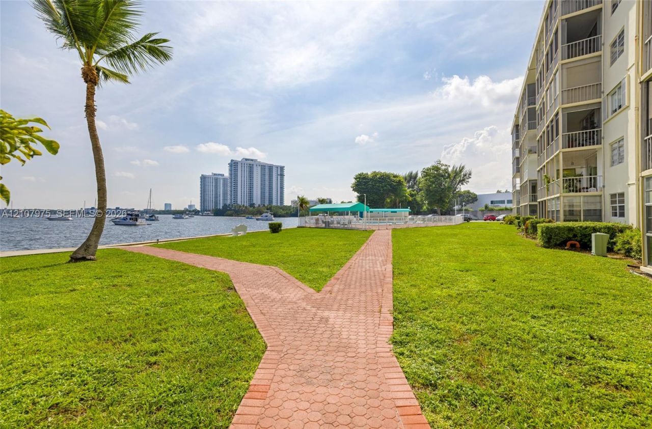 2910 Point East Dr, Unit M108, Aventura, FL 33160 Photo