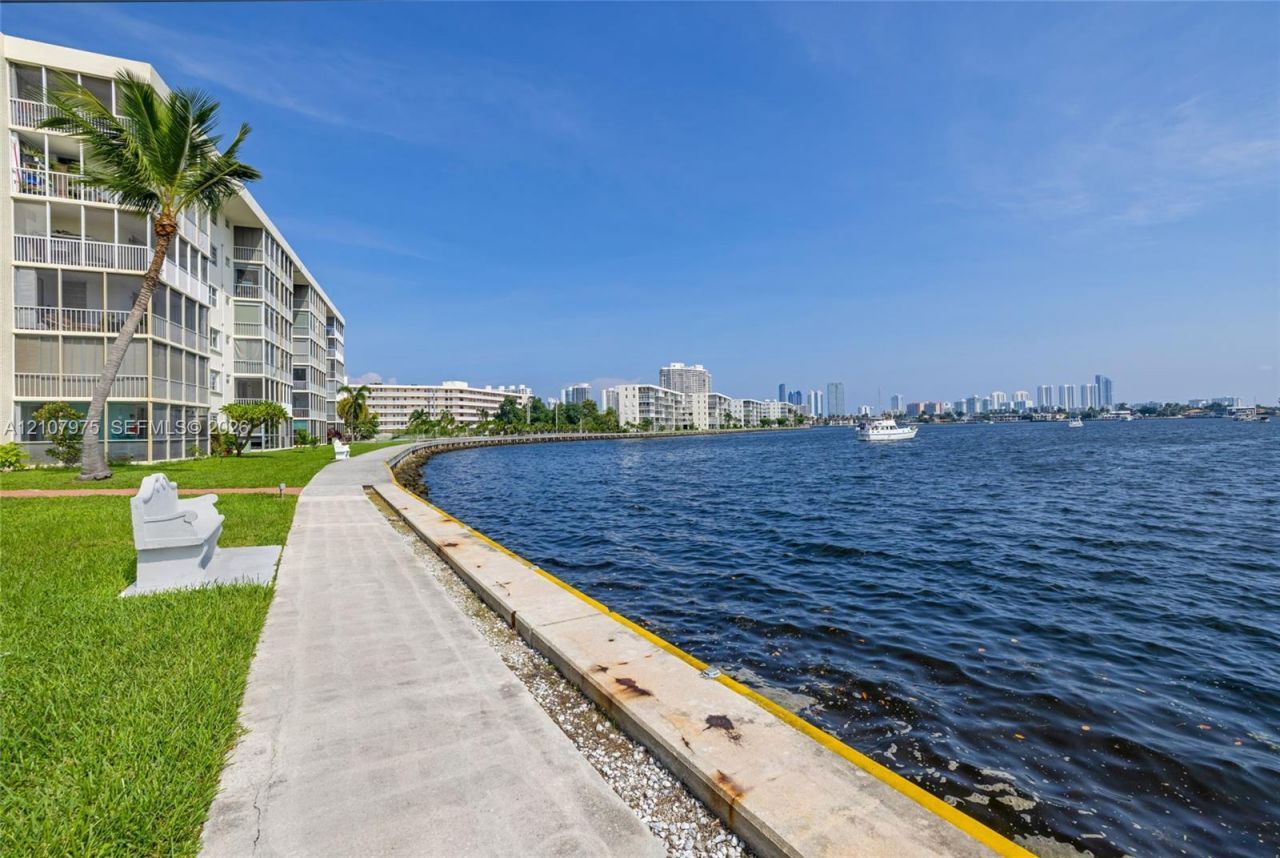 2910 Point East Dr, Unit M108, Aventura, FL 33160 Photo