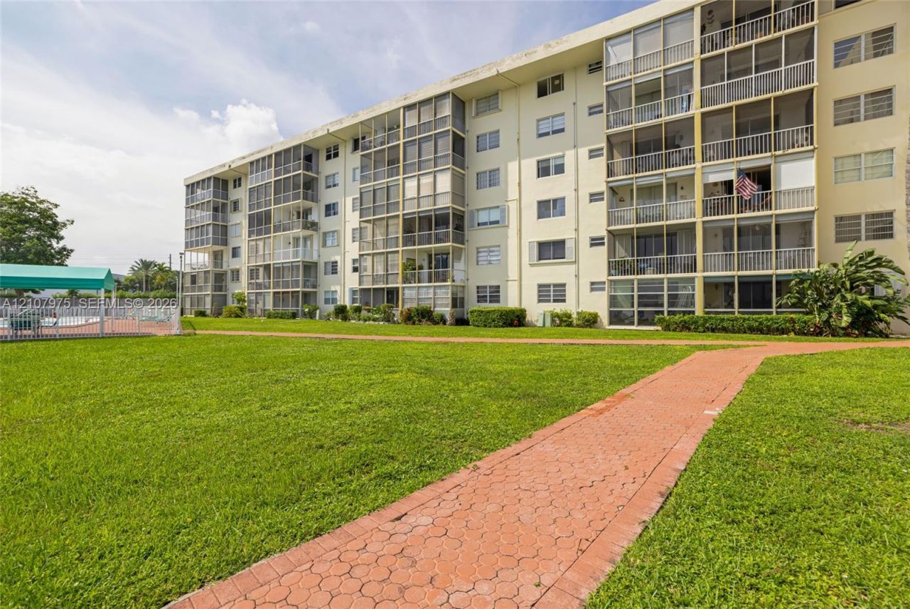 2910 Point East Dr, Unit M108, Aventura, FL 33160 Photo