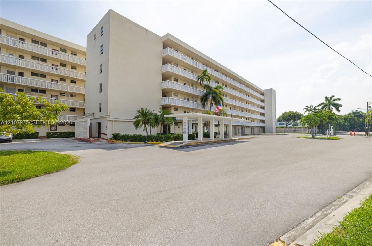 2910 Point East Dr, Unit M108, Aventura, FL 33160 Photo