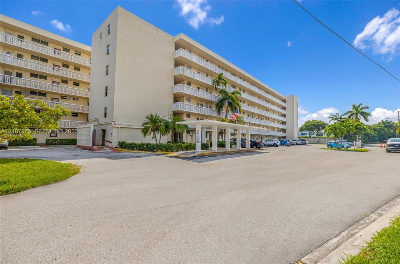 2910 Point East Dr, Unit M108, Aventura, FL 33160 Photo
