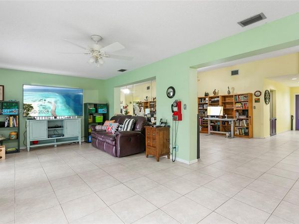 10307 NW 70th St, Tamarac, FL 33321