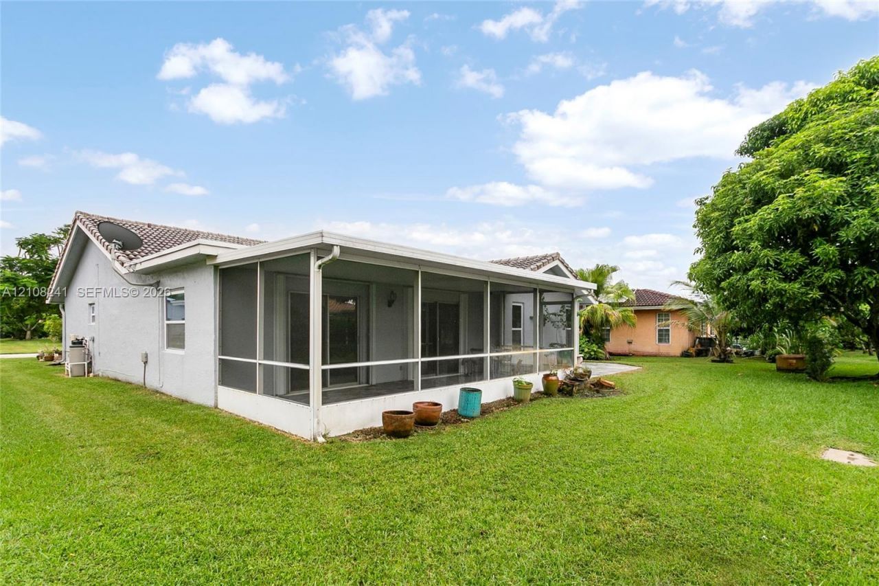 10307 NW 70th St, Tamarac, FL 33321 Photo