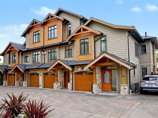 2622 Shelbourne St , Unit #4, Victoria, BC V8R 4L9