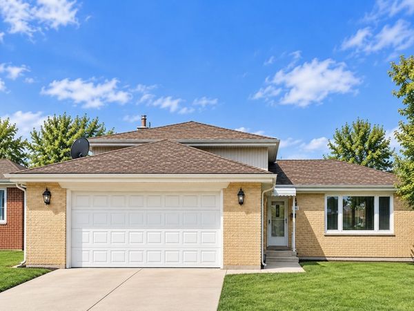 966 S Iowa Avenue, Addison, IL 60101