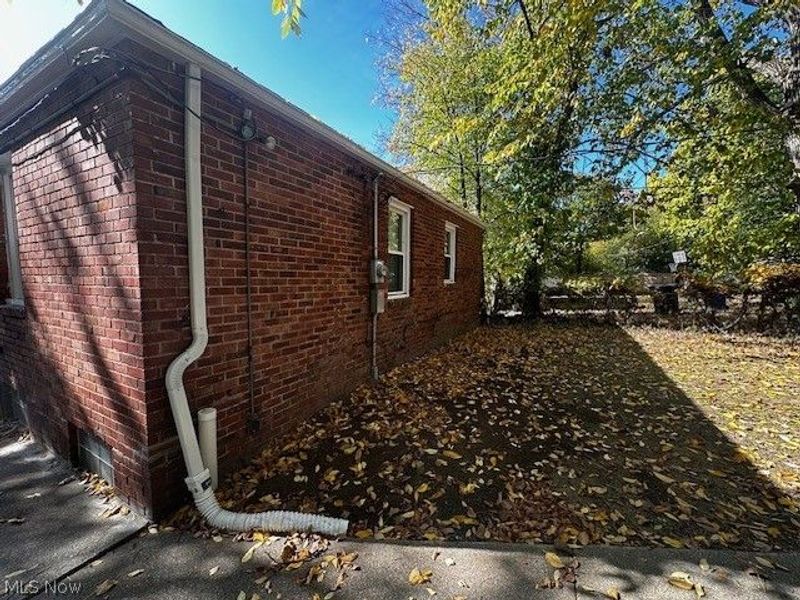 15707 Cloverside Avenue, Cleveland, OH 44128 Photo 3