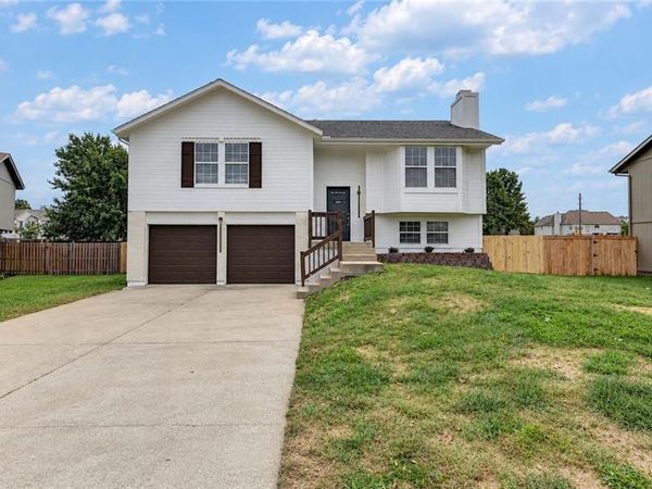 645 Canterbury Lane, Lee's Summit, MO 64063