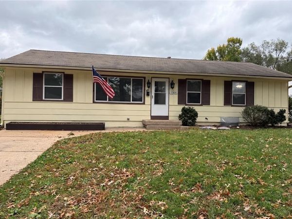 1305 Farview Drive, Independence, MO 64056