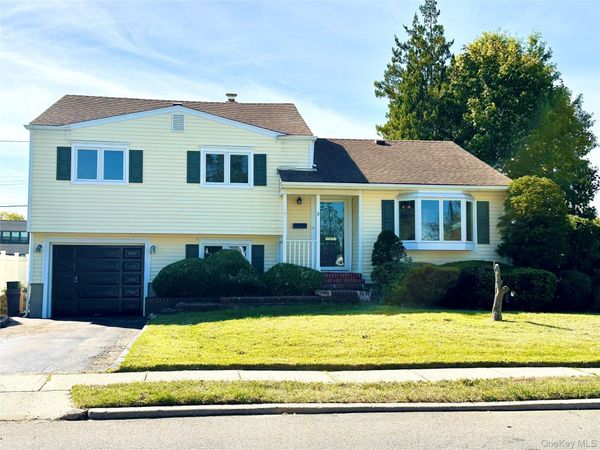 2 Radnor Court , Hicksville, NY 11801