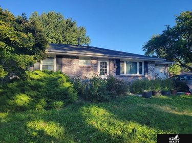 5800 Cedarwood Drive, Lincoln, NE 68506