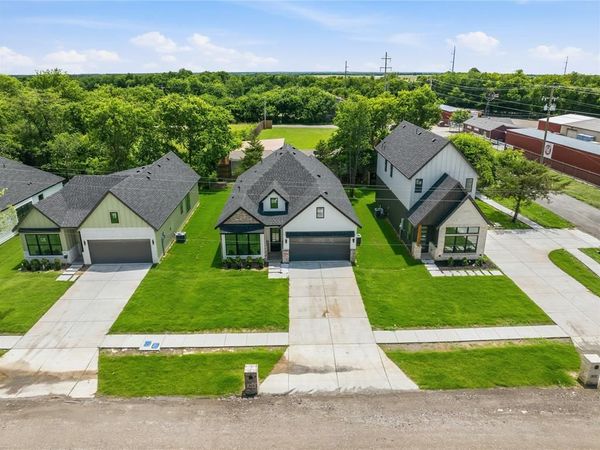 301 E Locust Street , Leonard, TX 75452