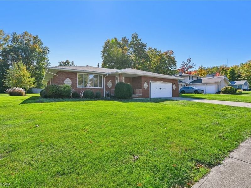966 Primrose Drive, Seven Hills, OH 44131 Photo 2