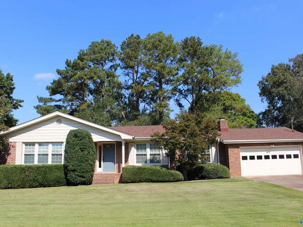 909 San Ramon Avenue SE, Huntsville, AL 35802