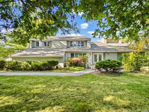 17 Scenic View Court W, Dix Hills, NY 11746