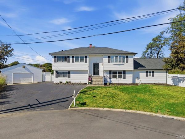 10 Gale Court , Patchogue, NY 11772