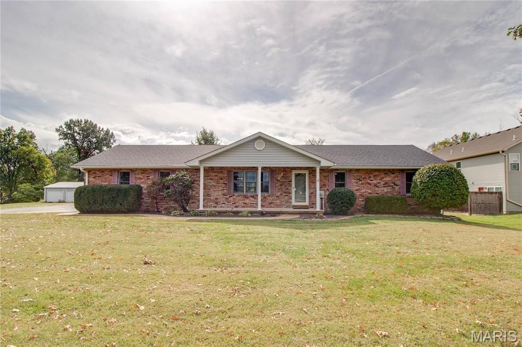 127 Tolle Lane, Godfrey, IL 62035 Main Photo