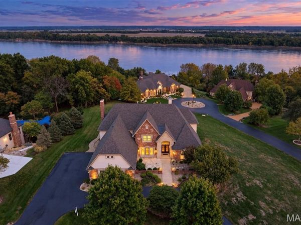 2817 Christopher Bluffs Lane, St Louis, MO 63129