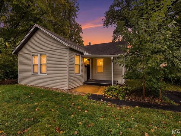 8718 Mavis Place, St John, MO 63114