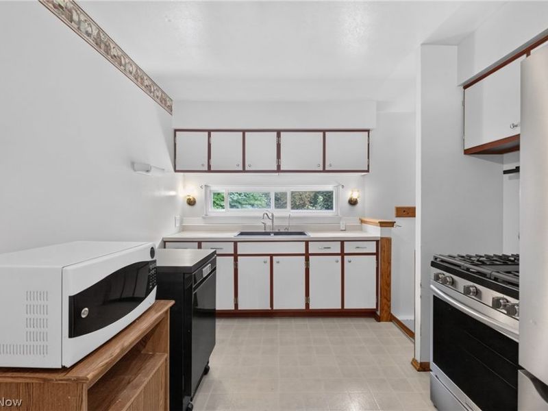 972 Rosewood Drive, Elyria, OH 44035 Photo 11
