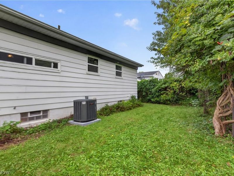 972 Rosewood Drive, Elyria, OH 44035 Photo 4