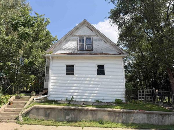 214 MYRTLE ST, Sioux City, IA 51103