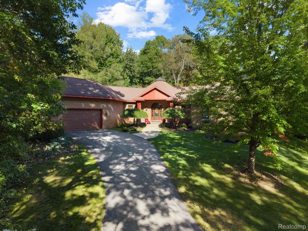 328 Kingslyn Farms Ct Court, Brandon Township, Mi 48371