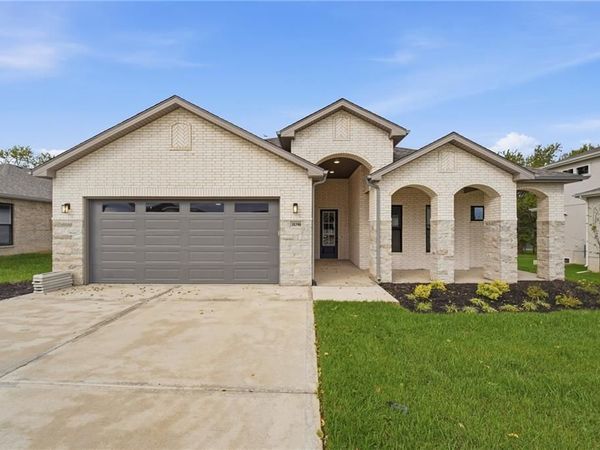 18390 W 195th Street, Spring Hill, KS 66083
