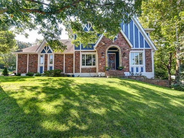 719 White Oak Lane, Gladstone, MO 64116