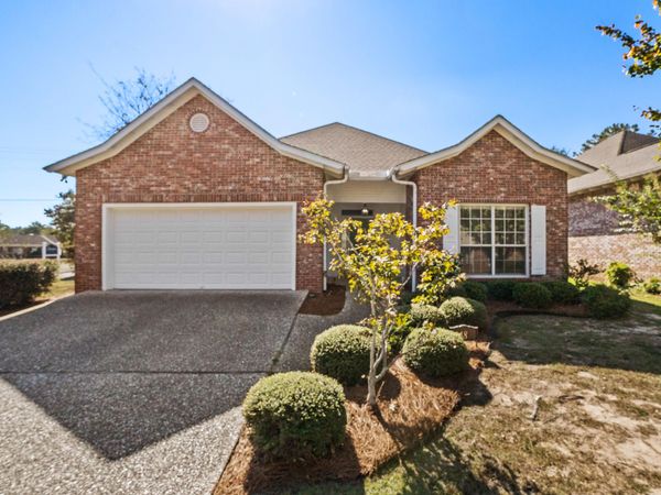 48 Stones Throw Dr., Hattiesburg, MS 39402