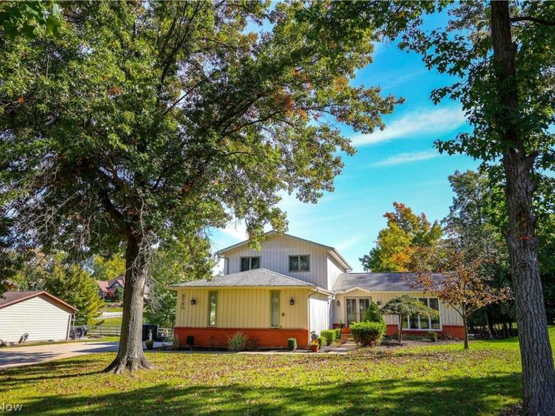 8780 Oakwood Lane, North Royalton, OH 44133 Photo 2