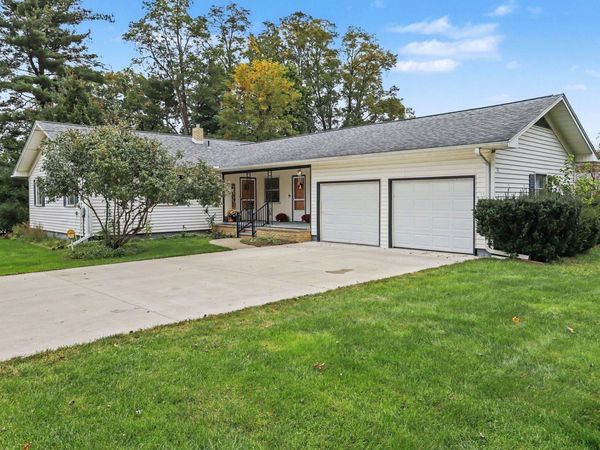 111 Lakeview Terrace, Paw Paw, MI 49079