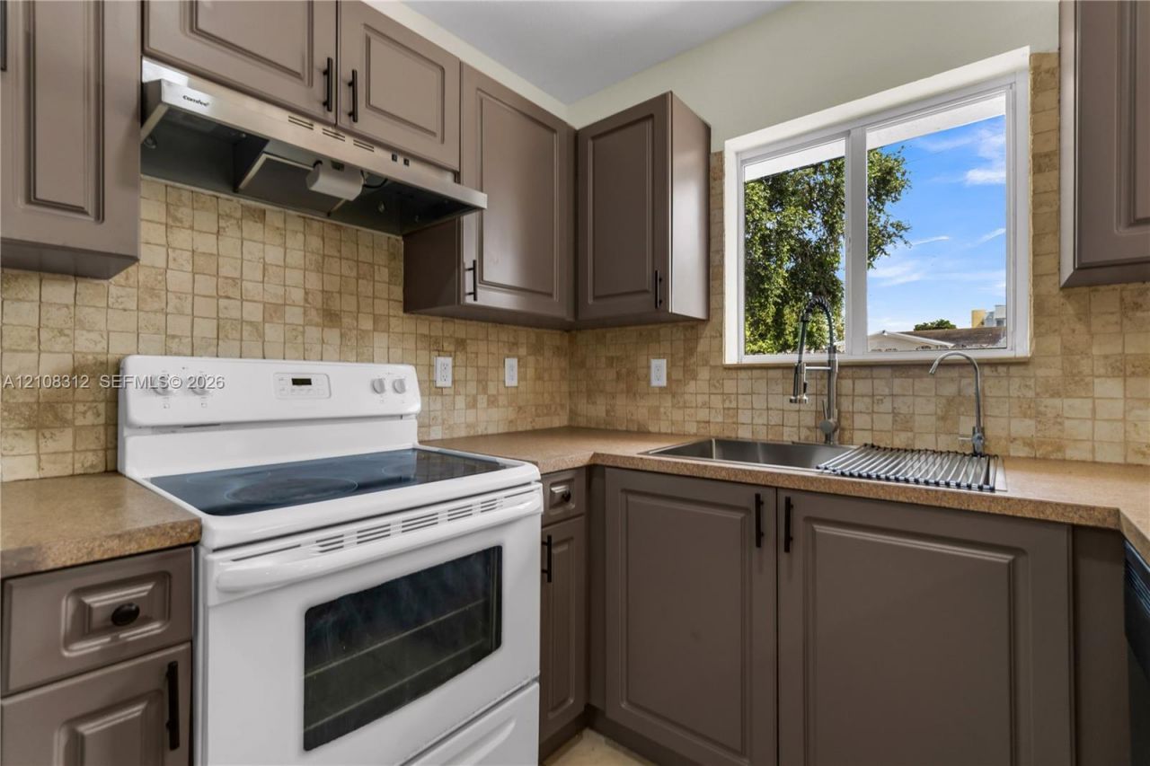 2425 NW 52nd St , Miami, FL 33142 Photo