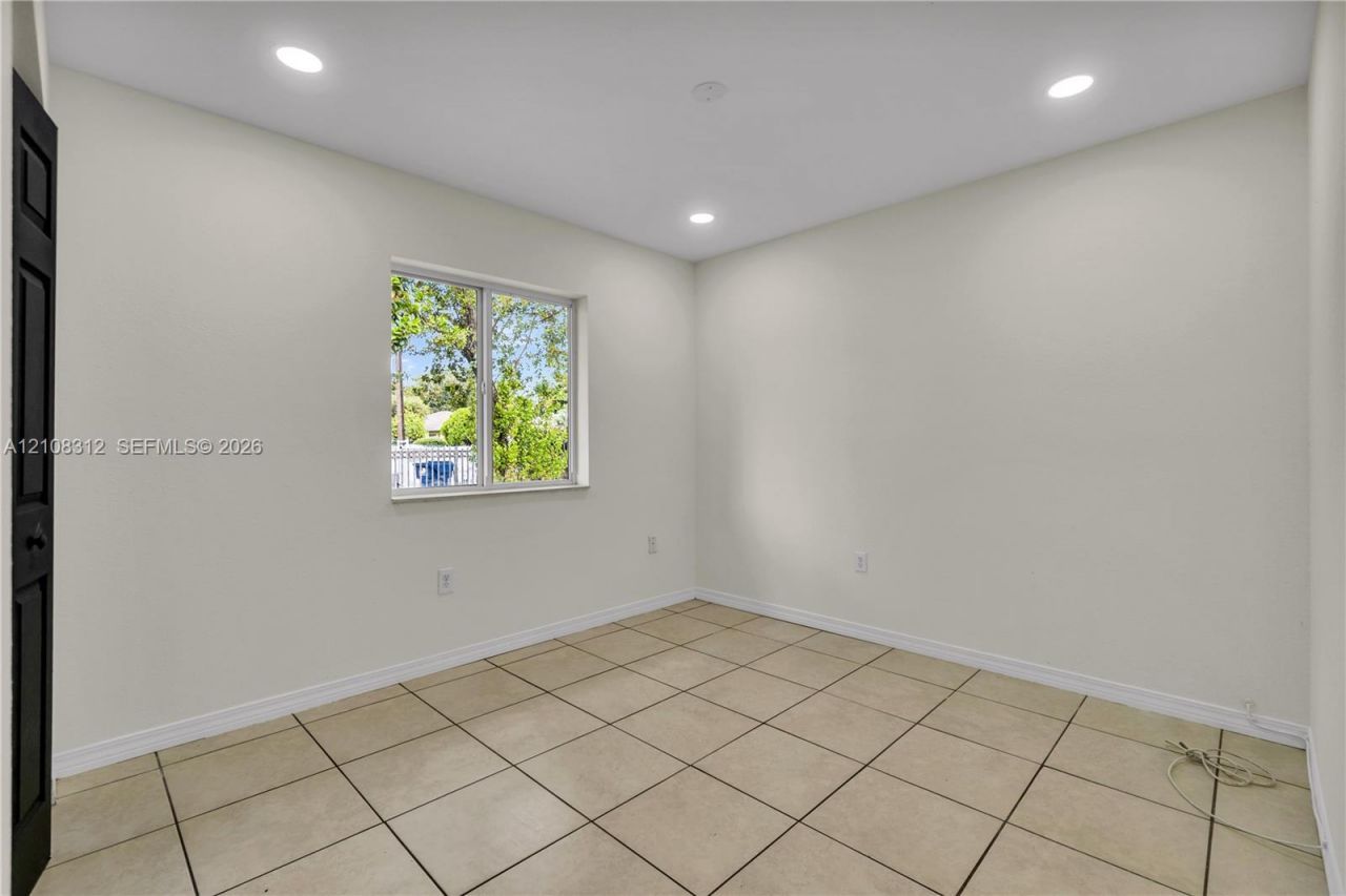 2425 NW 52nd St , Miami, FL 33142 Photo
