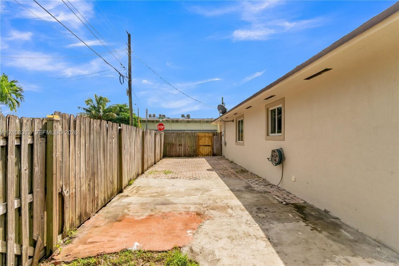 2425 NW 52nd St , Miami, FL 33142 Photo