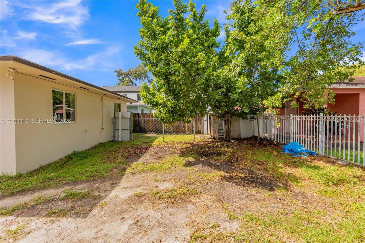 2425 NW 52nd St , Miami, FL 33142 Photo
